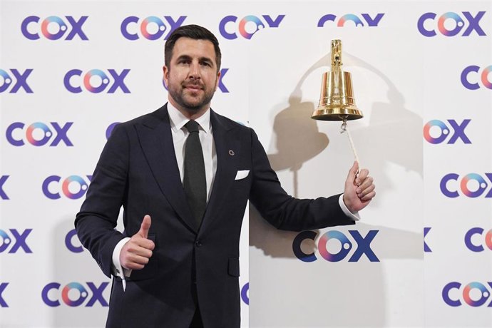 Archivo - El CEO de Cox, Enrique Riquelme, toca la campana durante la ceremonia de salida a Bolsa de Cox, en el Palacio de la Bolsa de Madrid, a 15 de noviembre de 2024, en Madrid (España). El grupo de infraestructuras energéticas y de tratamiento de agua