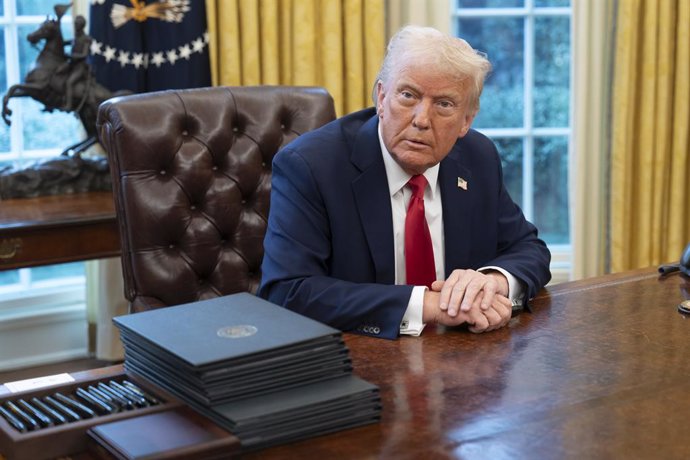 February 3, 2025, Washington, District Of Columbia, USA: United States President DONALD J TRUMP signs executive orders in the Oval Office of the White House.   Tariffs on Canada and Mexico Are Paused for 30 Days. Mexico and Canada leaders struck an agreem