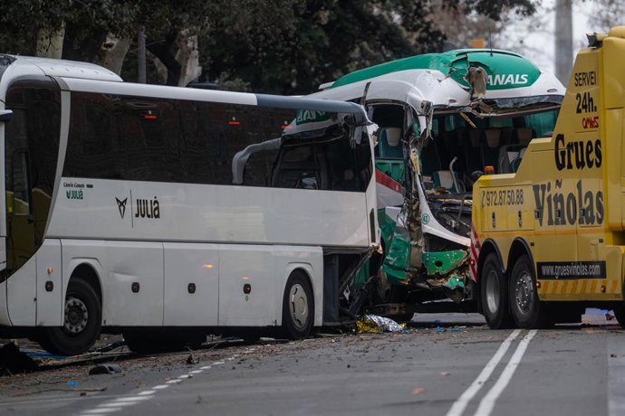 Varios servicios de emergencia trabajan tras el choque de dos autocares en la Diagonal de Barcelona, a 3 de marzo de 2025, en Barcelona, Catalunya (España).