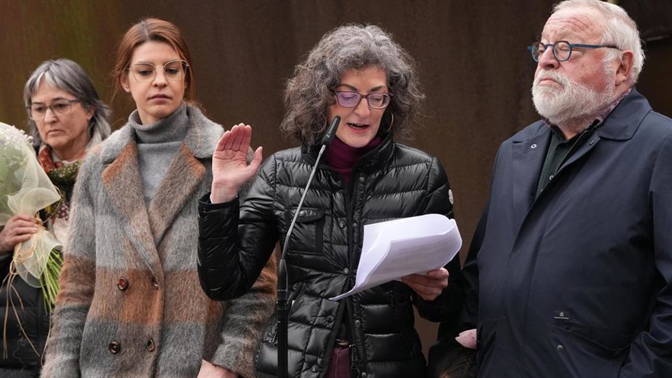 Archivo - La eurodiputada y hermana de Joseba Pagazaurtundúa, Maite Pagazaurtundúa, interviene junto a la portavoz de la asociación Ego Non, Natalia Merino (2i), a la viuda, Estíbaliz Garmendia (1i), y al filósofo Fernando Savater, en un acto cívico en