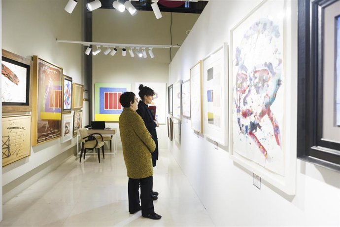 El público profesional ha podido este lunes admirar algunas de las obras.