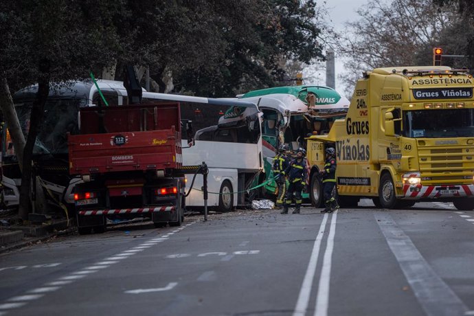 Diversos serveis d'emergència treballen després del xoc de dos autocars a la Diagonal de Barcelona, a 3 de març de 2025, a Barcelona, Catalunya (Espanya).