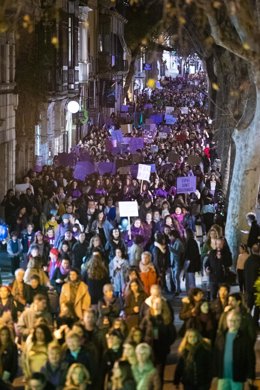 Archivo - Miles de personas protestan con carteles durante la manifestación encabezada por el Moviment Feminista de Mallorca por el 8M, en una foto de archivo.