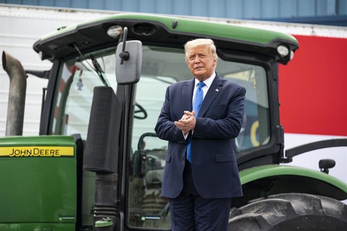 Archivo - Donald Trump junto a un tractor (archivo)