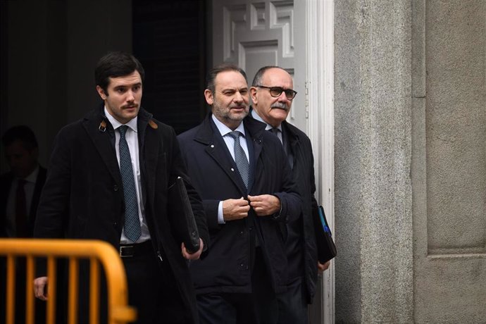 El ex ministro de Transportes José Luis Ábalos (c) sale de declarar al Tribunal Supremo, a 20 de febrero de 2025, en Madrid (España).