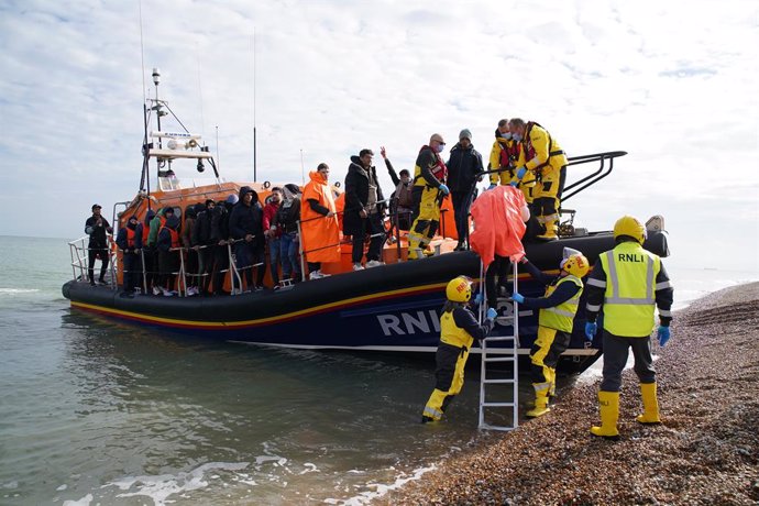 Archivo - Arquivo - 12 de outubro de 2022, Reino Unido, Dover: Um grupo de pessoas que se acredita serem migrantes é trazido para a praia de Dungeness pelo bote salva-vidas de Dungeness após um incidente com um pequeno barco no Canal da Mancha. Foto: Gare