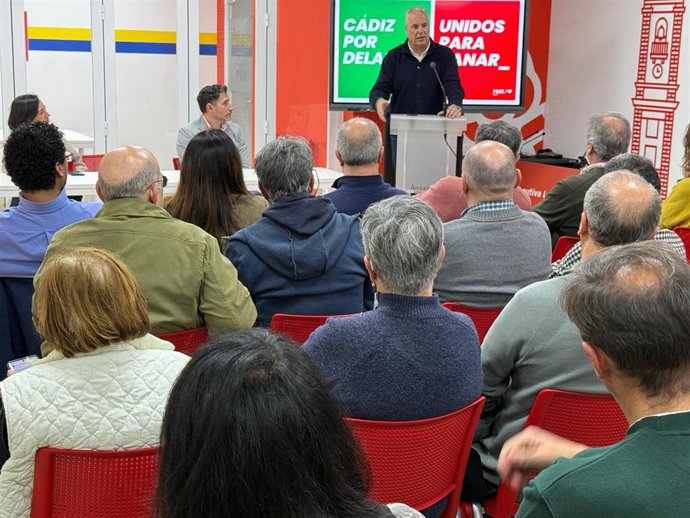 El secretario general del PSOE de Cádiz y candidato a la reelección, Juan Carlos Ruiz Boix, durante el encuentro de este lunes en Algeciras.