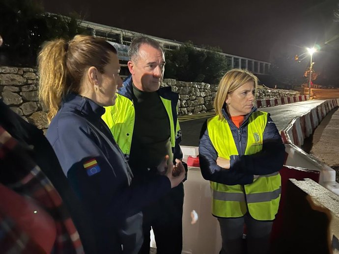 El alcalde de Riba-roja, Robert Raga, y la deldegada del Gobierno, Pilar Bernabé