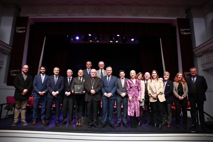 Imagen tras la distinción a la Asociación Gremial Sevillana de Arte Sacro recogido por el bordador 'Paquili'.