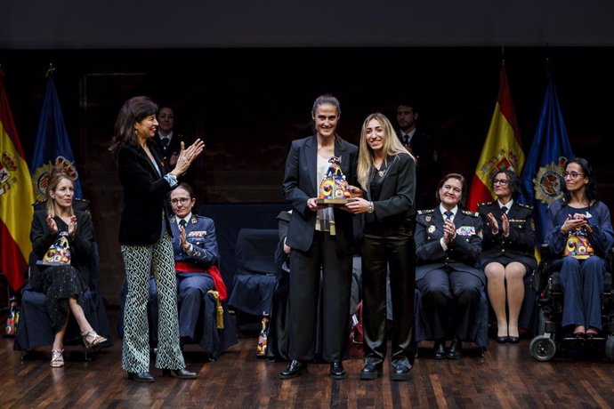 La ministra de Igualdad, Ana Redondo (i), entrega un premio a la seleccionadora de la selección femenina de España, Montse Tomé (c) y la futbolista, Olga Carmona (d), durante la entrega de los Premios Policía Nacional por la Igualdad, en CaixaForum, a 3 d