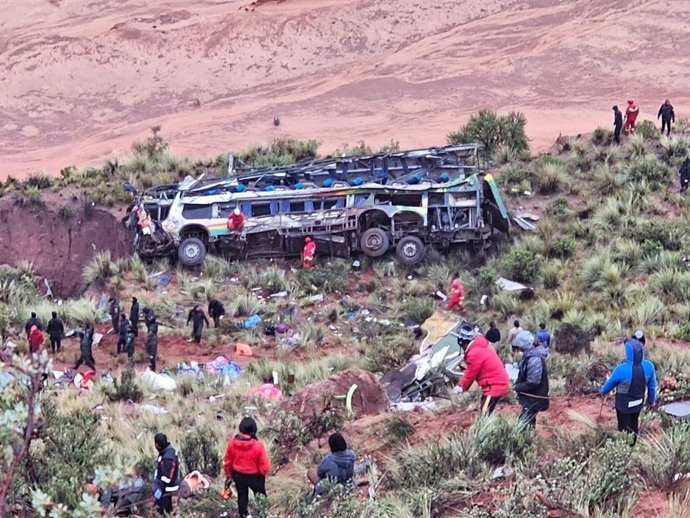 Aumetan a más de 30 los muertos en un accidente de un autobús con una camioneta en el sur de Bolivia