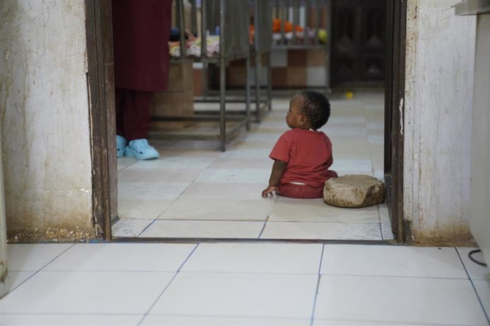 Archivo - Un niño en un centro para niños abandonados en Sudán, en agosto de 2024 (archivo)