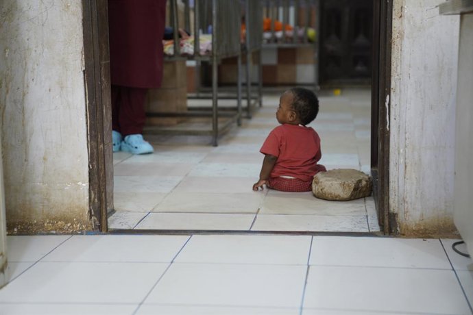 Archivo - Un niño en un centro para niños abandonados en Sudán, en agosto de 2024 (archivo)