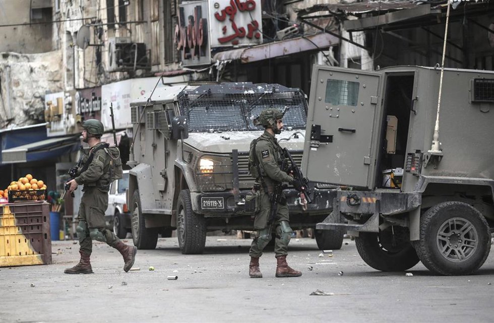 Soldados israelíes desplegados a la entrada de Nablús, en Cisjordania