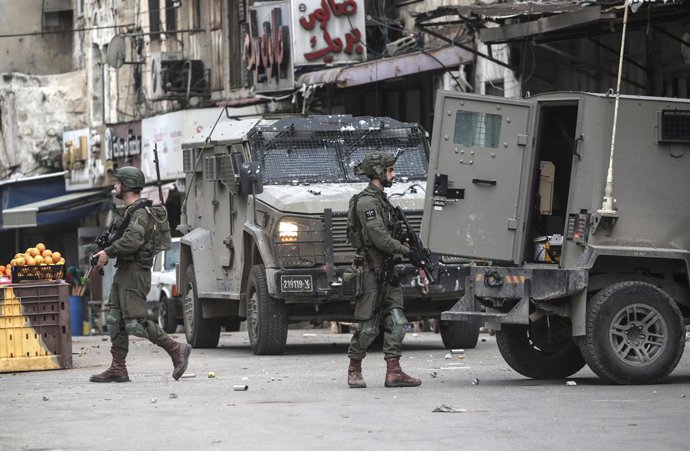 16 de fevereiro de 2025, Nablus, Cisjordânia, Palestina: Veículos militares e soldados israelenses fecham as entradas da Cidade Velha de Nablus, na Cisjordânia, enquanto sitiam uma casa no bairro de Al-Qasaba, na Cidade Velha. As forças do exército israel