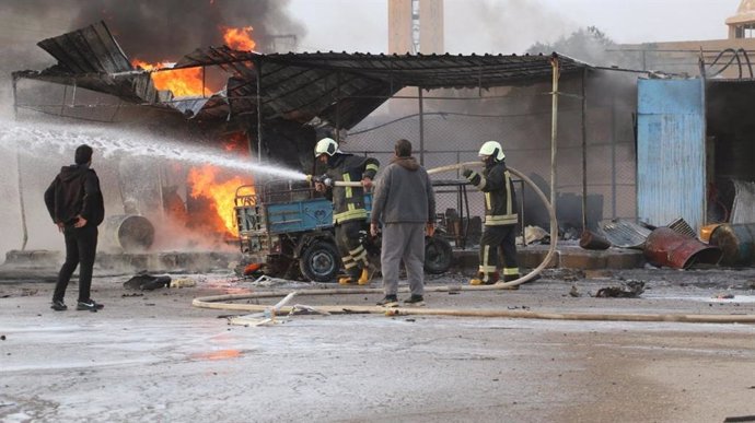 La Defensa Civil Siria extingue un incendio tras la explosión de un vehículo en el este de Siria