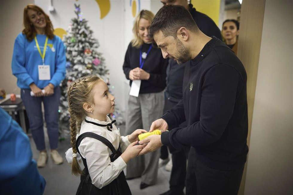 Archivo -  El presidente ucraniano, Volodimir Zelensky,  durante una visita a una escuela (archivo)