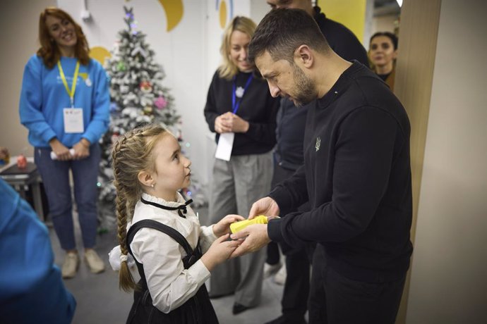 Archivo - December 12, 2024, Zaporizhzhia, Zaporizhzhia Oblast, Ukraine: Ukrainian President Volodymyr Zelenskyy, right, speaks with a young girl during a visit to the first school built underground, December 12, 2024 in Zaporizhzhia, Zaporizhzhia Oblast,