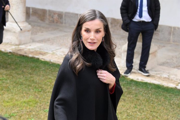 La Reina Letizia a la salida del acto junto al El rector del centro, José Vicente Saz Pérez, de investidura como Doctor Honoris Causa por la Universidad de Alcalá, a 27 de febrero de 2024, en Madrid (España).