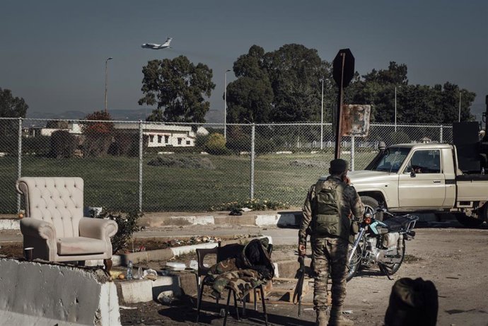 Archivo - Vista de una aeronave que despega de una base rusa a 20 kilómetros de Latakia, Siria  