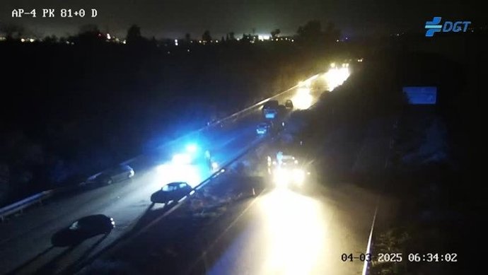 Cortada al tráfico la AP-4 en ocho kilómetros a la altura de Jerez (Cádiz) por balsas de agua en la calzada