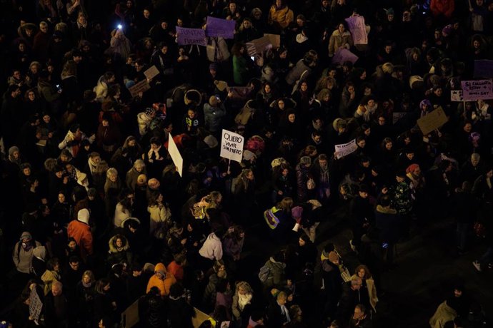 Archivo - Vista aérea con centenares de personas durante la manifestación convocada por la Comisión 8M por el Día Internacional de la Mujer, a 8 de marzo de 2024, en Madrid (España). 