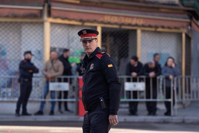 El cap dels Mossos d'Esquadra, Josep Maria Estela, durant la visita al Tour del Talent de Fundació Princesa de Girona (FPdGi), en l'Associació Educativa Ítaca i La Farga, a L'Hospitalet de Llobregat, a 3 de febrer de 2025, a Barcelona, Catalunya