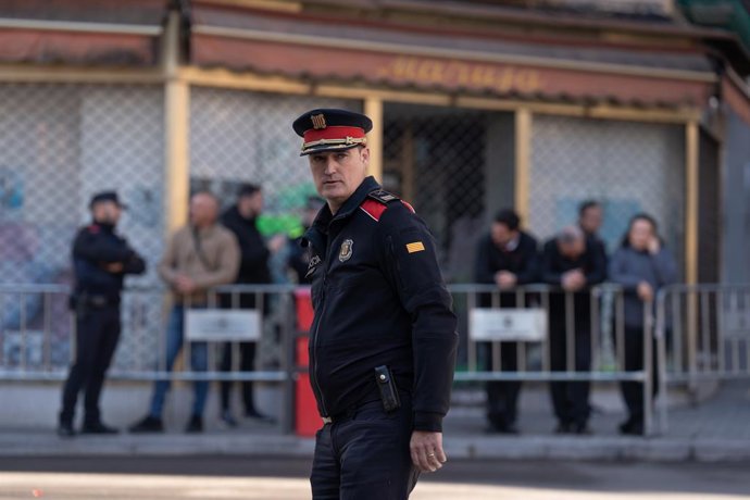 O chefe dos Mossos d'Esquadra, Josep María Estela, durante a visita ao Tour de Talentos da Fundação Princesa de Girona (FPdGi), na Associação Educacional Ítaca e La Farga, em L'Hospitalet de Llobregat, em 3 de fevereiro de 2025, em Barcelona, Catalunha.