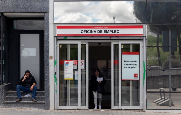 Archivo - Entrada a una oficina del SEPE, a 6 de mayo de 2024, en Madrid (España). La Seguridad Social ha ganado una media de 199.538 cotizantes en abril respecto al mes anterior (+0,95%), gracias al impulso de la hostelería, que sumó casi 92.000 afiliado