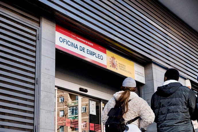 Dos personas pasan por una oficina del SEPE, a 4 de febrero de 2025, en Madrid (España). 
