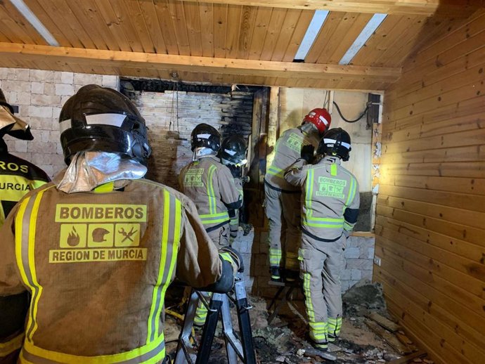 Bomberos del CEIS trabajan en la extinción del incendio declarado en el techo de madera de una vivienda en Jumilla