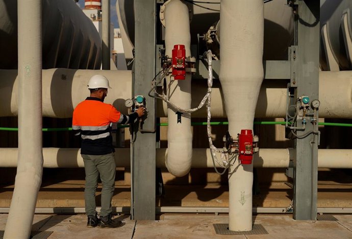 Archivo - Imagen de archivo de un trabajador en una desaladora.