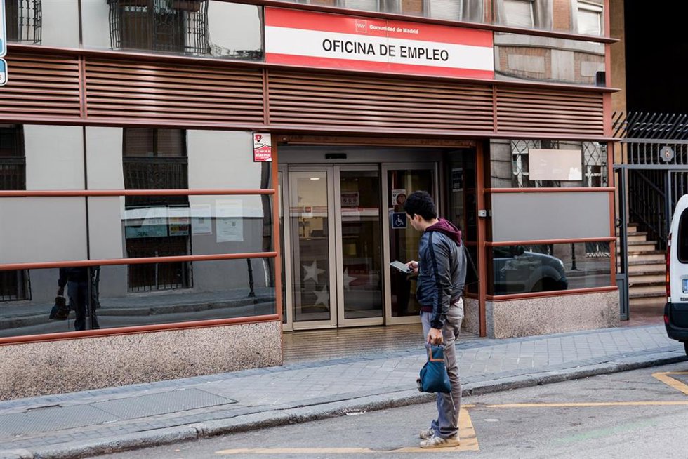 Un hombre pasa por una oficina del SEPE, a 4 de febrero de 2025, en Madrid (España). El paro registrado en las oficinas de los servicios públicos de empleo subió en 38.725 personas en enero en relación al mes anterior (+1,5%) debido, sobre todo, al sect