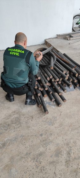 Un agente de la Guardia Civil en el marco de la investigación que ha permitido dos detenciones por el robo de más de 2.300 kilos de cobre en empresas de Arróniz y Mendavia.