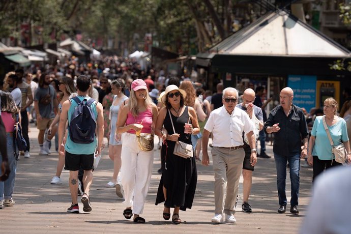 Archivo - Varias personas pasean por Las Ramblas, a 30 de junio de 2023, en Barcelona, Cataluña (España). Cataluña fue el segundo destino turístico de España entre enero y mayo, solo por detrás de Baleares, con cerca de 1'8 millones de visitantes. El mini