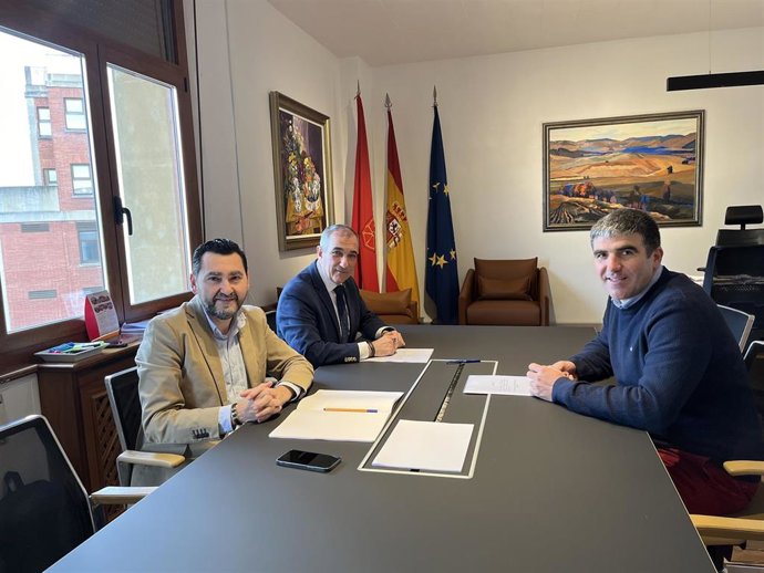 De izda a dcha, el director general de Administración Local y Despoblación, Jesús Mari Rodríguez, el consejero de Cohesión Territorial, Óscar Chivite, y al alcalde de Yesa, Roberto Martínez.