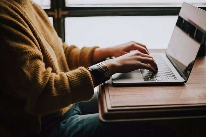Cómo escribir una nota de prensa perfecta en 2025: claves, pasos y ejemplos prácticos
