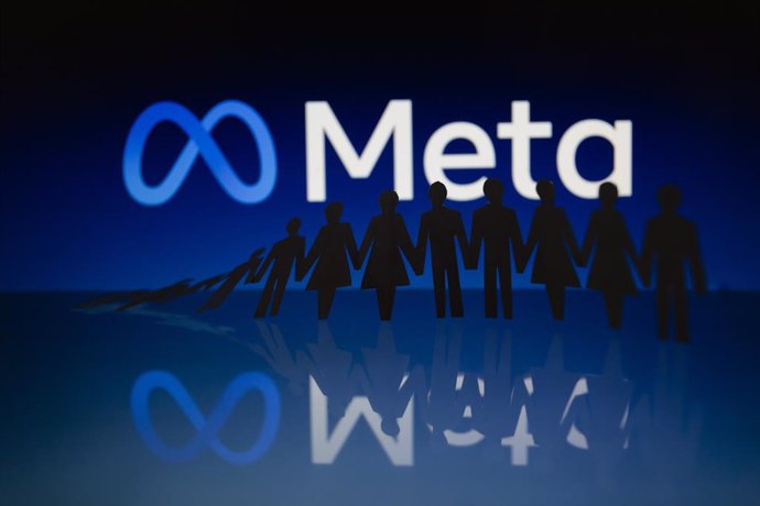 Archivo - Arquivo - 07 de novembro de 2022, Paraguai, Assunção: Logotipo da Meta exibido atrás de uma corrente de figuras de papel recortadas. Foto: Andre M. Chang/ZUMA Press Wire/dpa