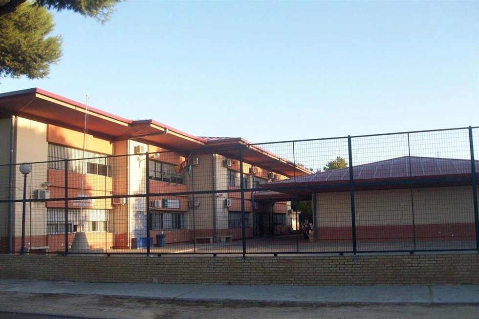 Archivo - Educación retira amianto en el Ceip Vara Del Rey de Sevilla con una inversión de 114.000 euros (imagen de archivo).