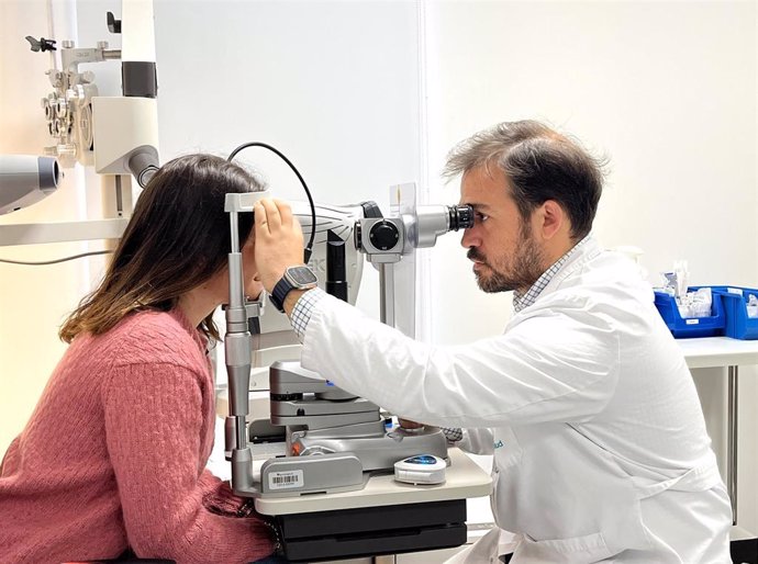 El doctor Fernández Choquet de Isla trata a una paciente.