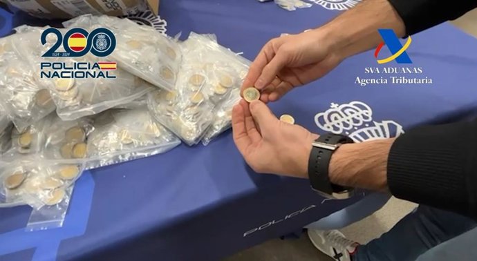 Moedas falsas de euro apreendidas quando um vendedor ambulante foi preso em Chiclana de la Frontera