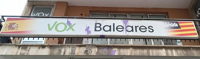 El letrero de Vox Baleares con restos de pintura lila después de haber sido vandalizado por Arran Mallorca
