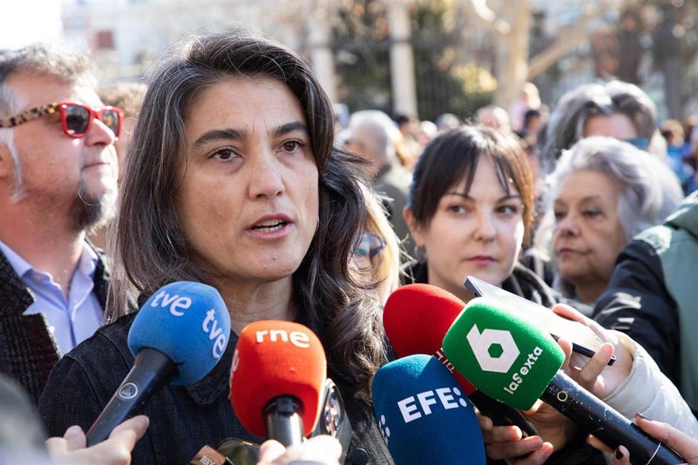 La portavoz de Más Madrid en la Asamblea, Manuela Bergerot, atiende a los medios de comunicación durante una manifestación por la educación pública, a 23 de febrero de 2025, en Madrid (España). 