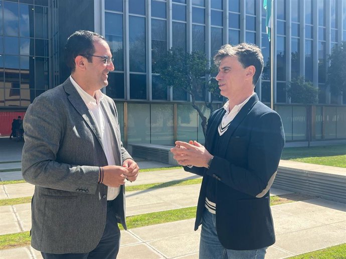 El diputado provincial del PP de Sevilla Juan Ignacio Fuentes junto al portavoz provincial