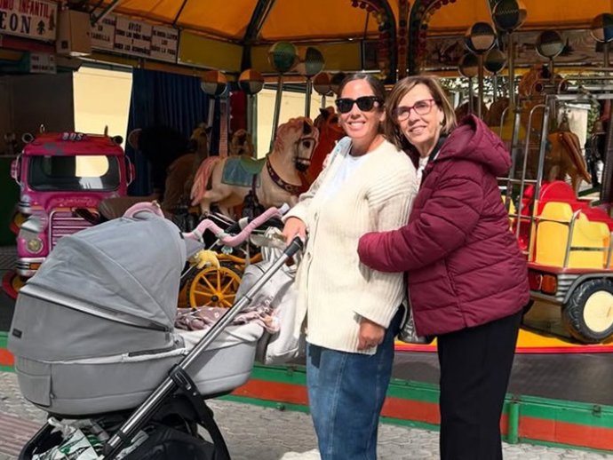 Anabel Pantoja y Merchi Bernal con la pequeña Alma en su carrito