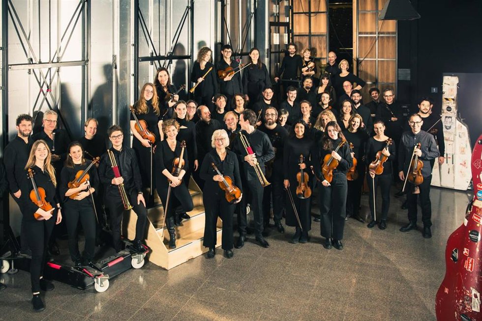 Fotografía de la Balthasar Neumann Orchestra realizada por Mina Esfandiari.