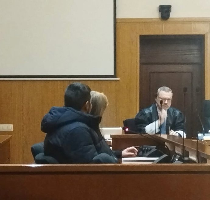 El 'camello' de Las Delicias y su abogada durante la vista de conformidad celebrada en la Audiencia Provincial.