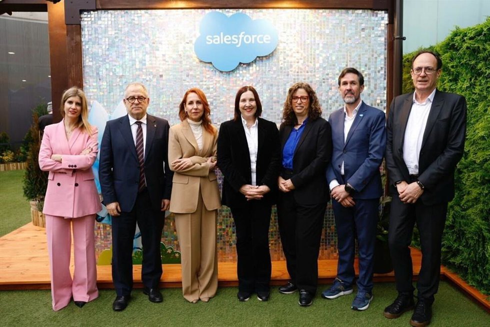 Representantes del Ayuntamiento de Barcelona y Salesforce escenifican el acuerdo en el MWC