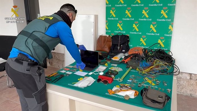 Objetos aprehendidos por la Guardia Civil tras detener a dos personas en Brihuega reincidentes en la comisión de multitud de hechos delictivos.