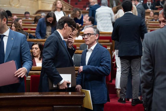 Archivo - El presidente de la Generalitat de Catalunya, Salvador Illa (i), y el presidente del Grupo Parlamentario ERC, Josep María Jové (d), durante un debate de Política General en el Parlament de Catalunya, a 9 de octubre de 2024, en Barcelona, Catalun